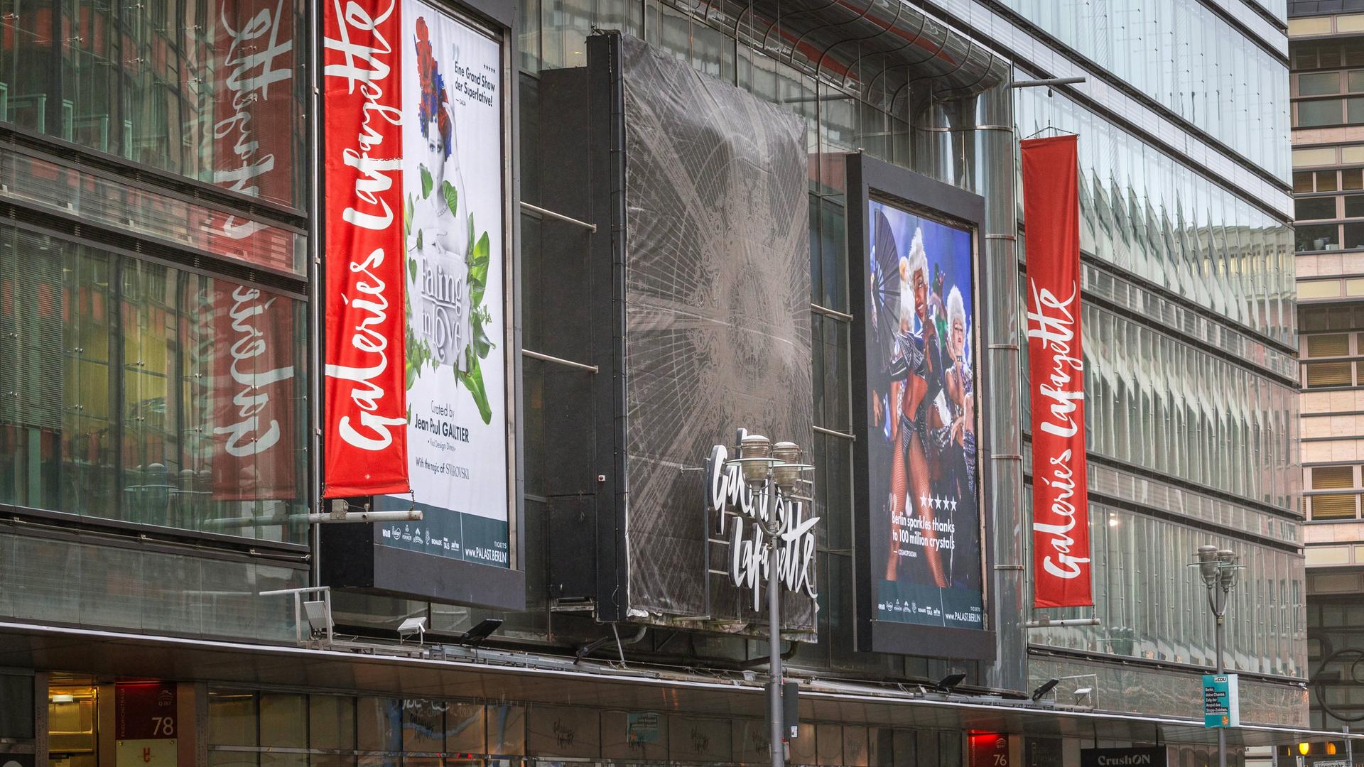 Die Galeries Lafayette mit Fahnen und Werbung an der Außenfassade.