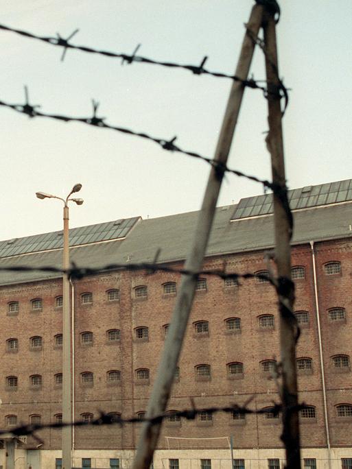 Stacheldraht vor dem Waldheimer Zuchthaus Stacheldraht vor dem Waldheimer Zuchthaus
