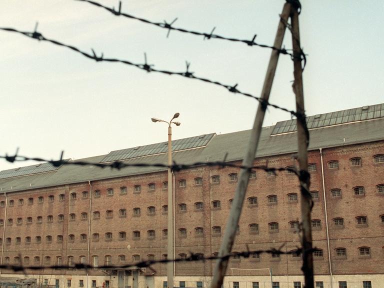 Stacheldraht vor dem Waldheimer Zuchthaus Stacheldraht vor dem Waldheimer Zuchthaus