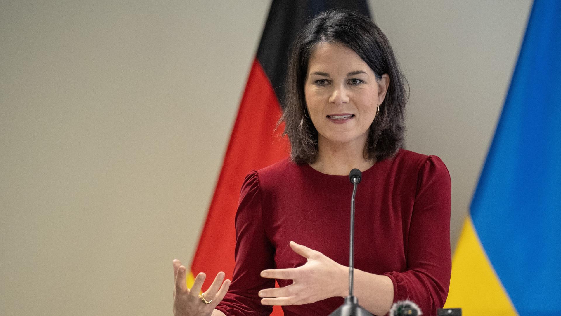 Ruanda, Kigali: Annalena Baerbock (Bündnis 90 / Die Grünen), Bundesaußenministerin, spricht auf einer Pressekonferenz.+