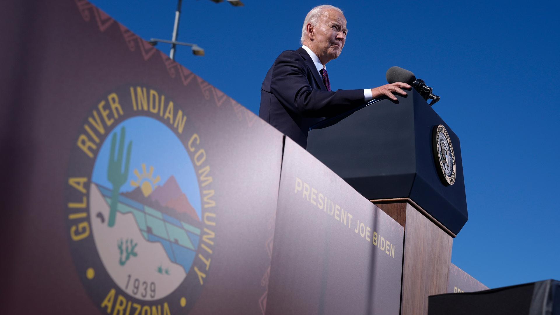 Joe Biden spricht im Indigenen-Reservat Gila River im US-Bundesstaat Arizona (AP Photo/Manuel Balce Ceneta)