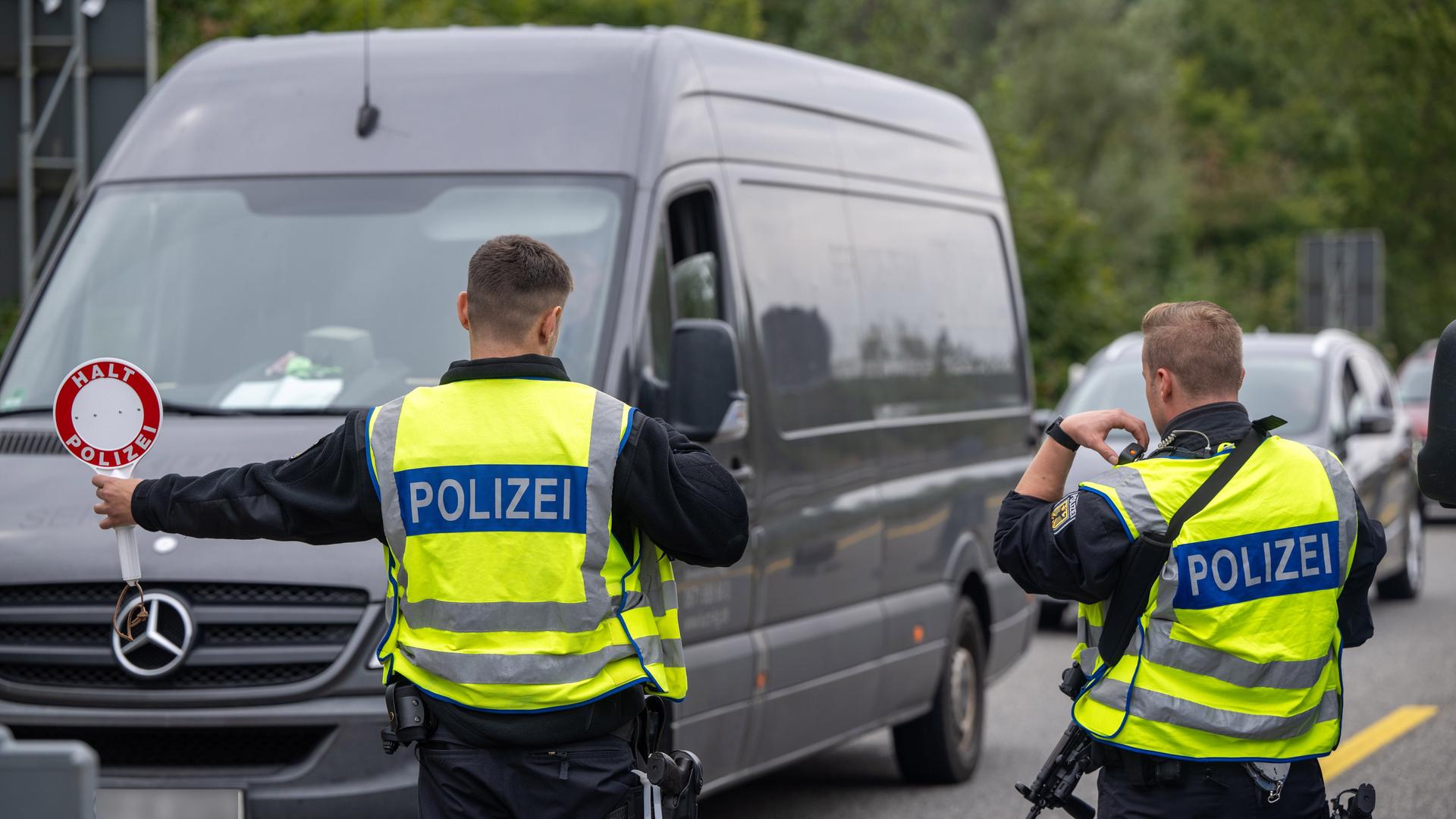 Polizisten halten kontrollieren Fahrzeuge auf der A64 bei Trier zu Beginn der Grenzkontrollen an allen deutschen Landesgrenzen.