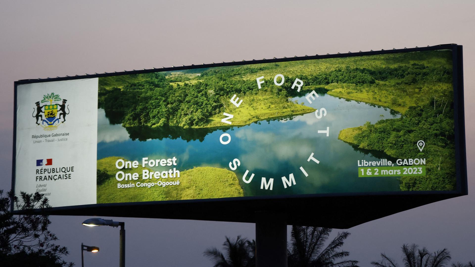 Eine Werbetafel zur "One Forest Summit", der Konferenz zum Schutz der weltweiten Wälder in Gabun Eine Werbetafel zur "One Forest Summit", der Konferenz zum Schutz der weltweiten Wälder in Gabun