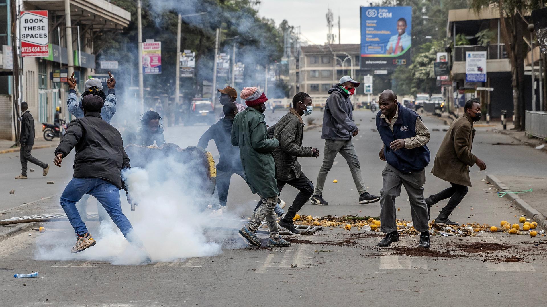 Das Foto zeigt Demonstranten in Kenias Hauptstadt Nairobi.