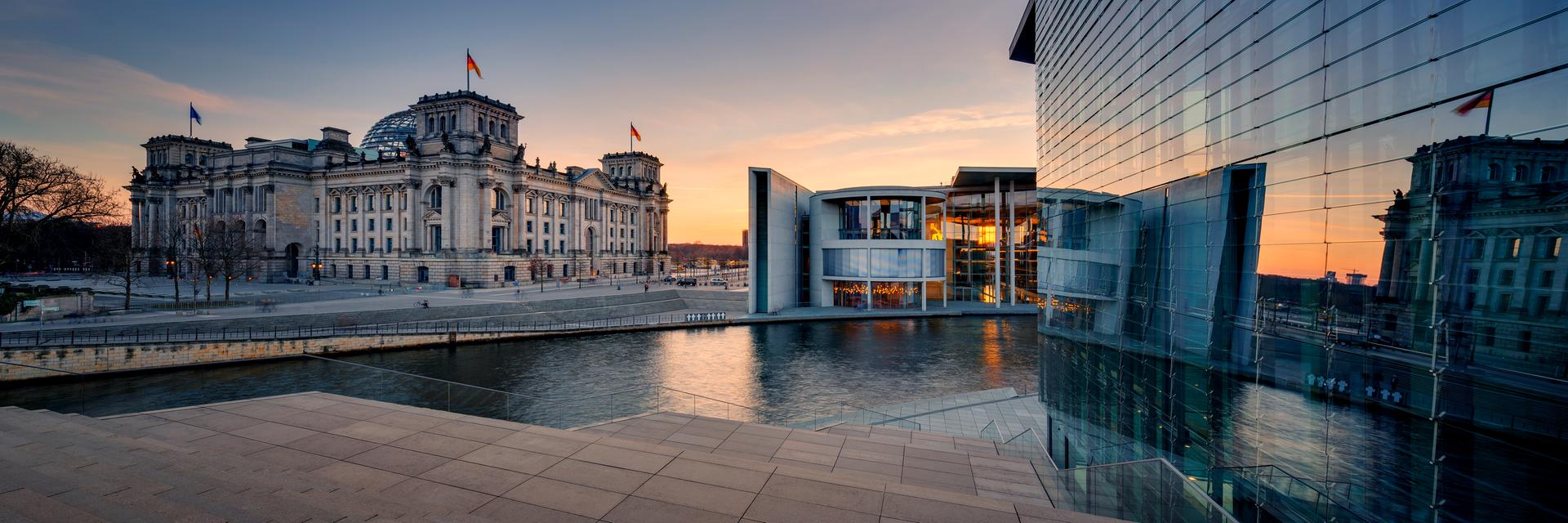 Blick über die Spree auf den Reichstag in Berlin