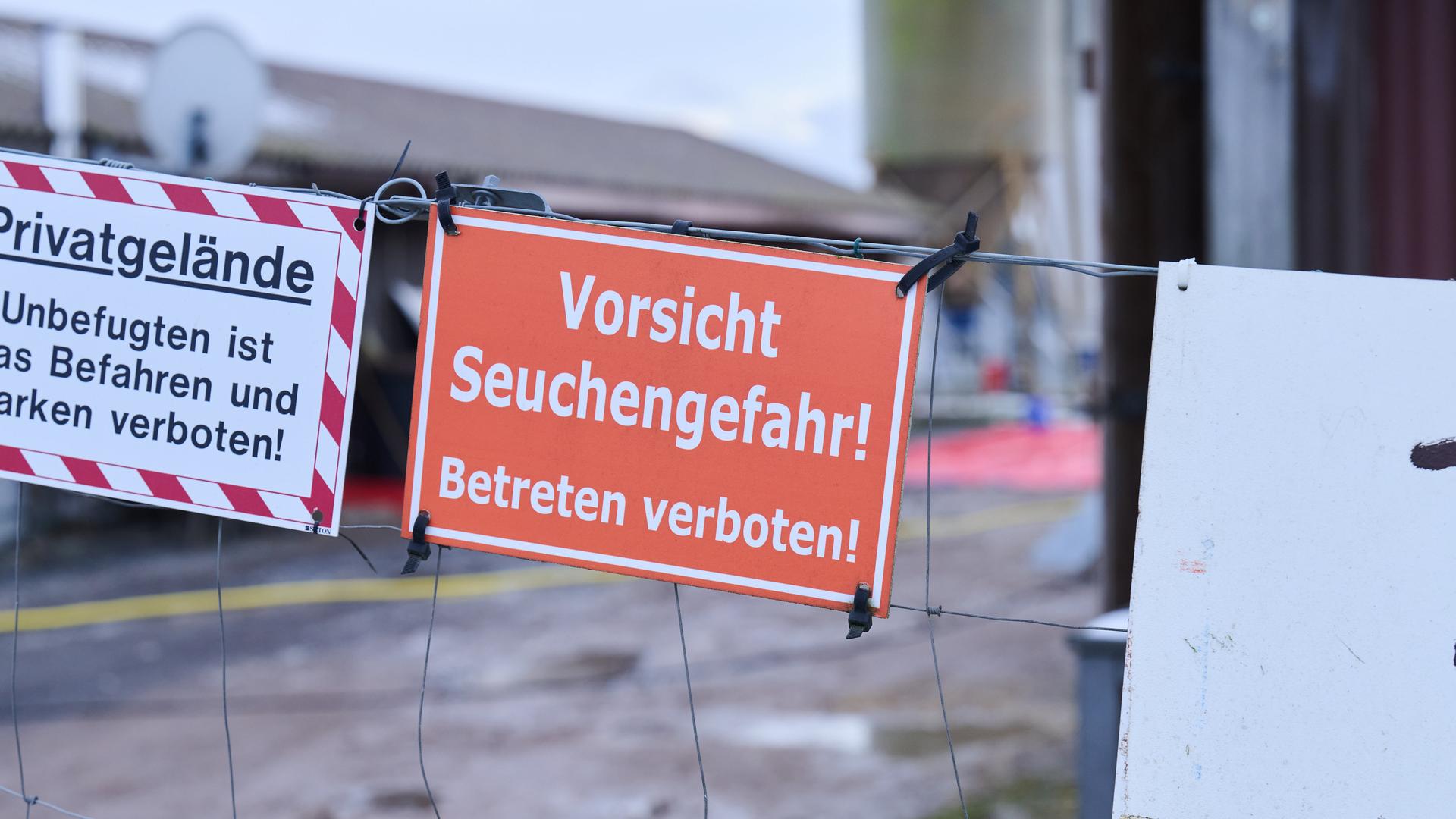 Am Tor zum Gelände eines Bauernhofs hängt ein Schild mit der Aufschrift "Vorsicht Seuchengefahr! Betreten verboten".