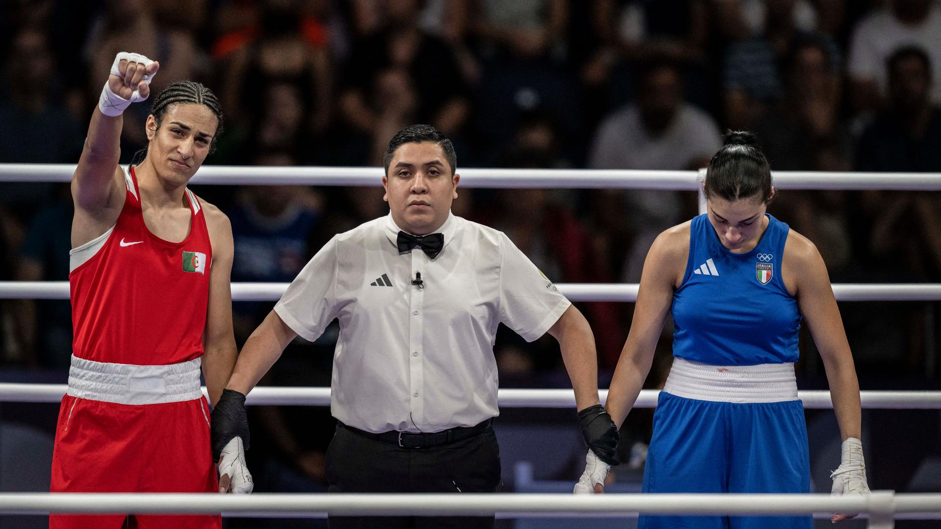 Die algerische Boxerin Imane Khelif (in rot) und die italienische Boxerin Angela Carini während ihres Boxkampfes im Achtelfinale der Frauen bis 66 kg bei den Olympischen Spielen Paris 2024 in der North Paris Arena in Villepinte am 1. August 2024. 