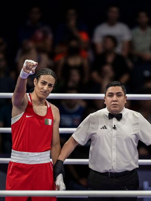 Die algerische Boxerin Imane Khelif (in rot) und die italienische Boxerin Angela Carini während ihres Boxkampfes im Achtelfinale der Frauen bis 66 kg bei den Olympischen Spielen Paris 2024 in der North Paris Arena in Villepinte am 1. August 2024. 