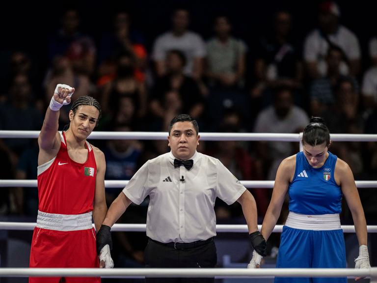 Die algerische Boxerin Imane Khelif (in rot) und die italienische Boxerin Angela Carini während ihres Boxkampfes im Achtelfinale der Frauen bis 66 kg bei den Olympischen Spielen Paris 2024 in der North Paris Arena in Villepinte am 1. August 2024. 