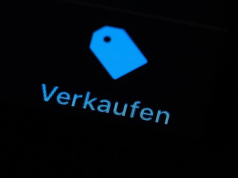 Der Schriftzug "Verkaufen" ist auf dem Display eines iPhone zu sehen.