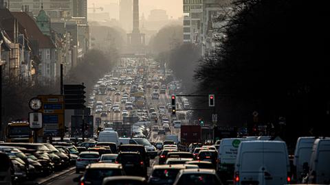 Verkehr in den Morgenstunden auf der Bismarckstrasse in Berlin: Die Straße ist bis zum Horizont von Autos verstopft.