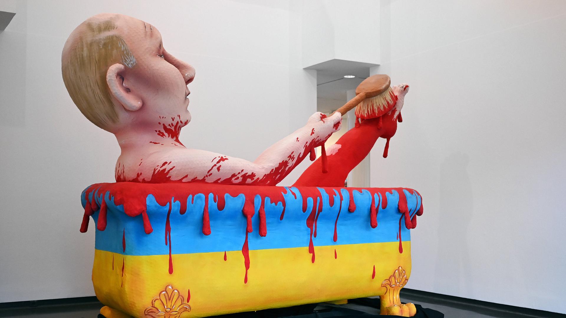 Retrospektive des Düsseldorfer Künstlers Jacques Tilly im Stadtmuseum Düsseldorf: Modell Putin in der Blutbadewanne. 