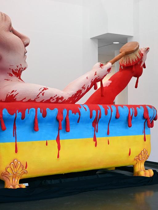 Retrospektive des Düsseldorfer Künstlers Jacques Tilly im Stadtmuseum Düsseldorf: Modell Putin in der Blutbadewanne. 