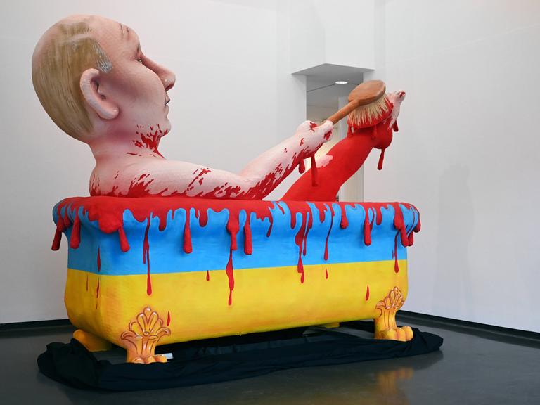 Retrospektive des Düsseldorfer Künstlers Jacques Tilly im Stadtmuseum Düsseldorf: Modell Putin in der Blutbadewanne. 