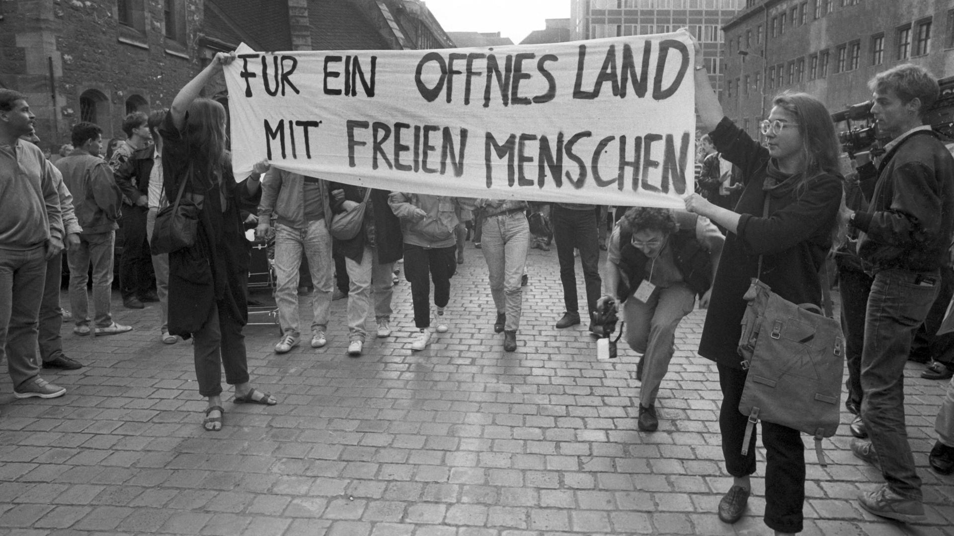 Bei der Montagsdemonstration in Leipzig am 04. September 1989 tragen zwei Frauen ein Transparent mit der Aufschrift "Für ein offenes Land mit freien Menschen".