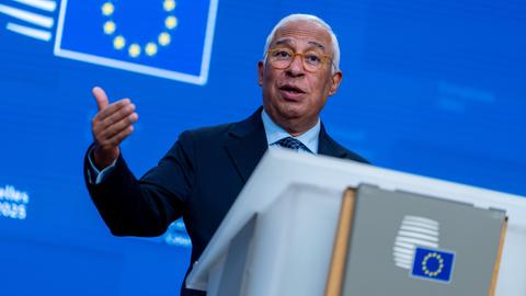 António Costa, Präsident des Europäischen Rates, spricht bei der Pressekonferenz nach dem EU-Gipfel. 