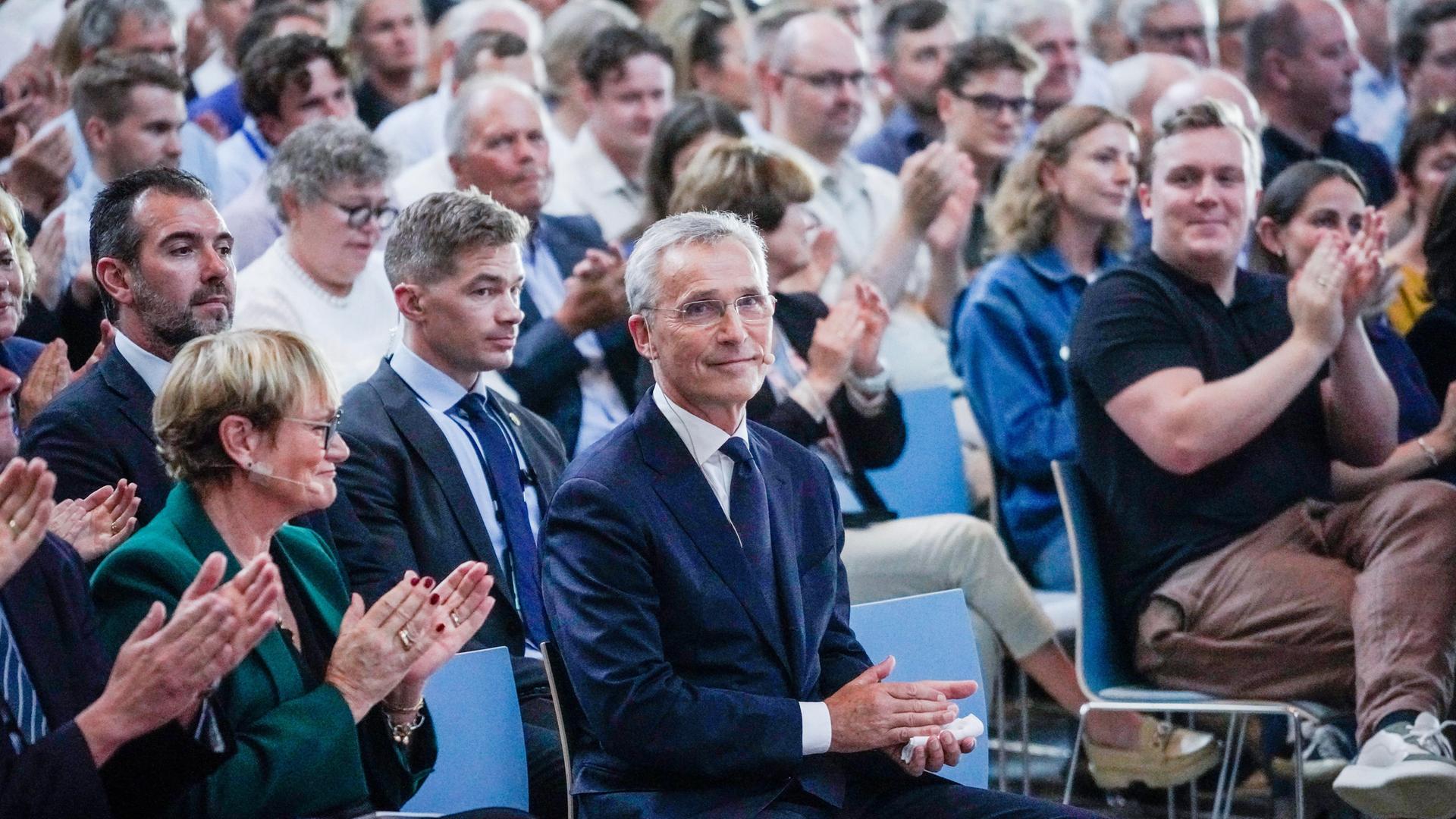 NATO-Generalsekretär Jens Stoltenberg sitzt inmitten einer Menschenmasse, die ihm zuapplaudiert. Er nimmt an seinem letzten offiziellen Besuch in Norwegen teil und wird am Donnerstag eine öffentliche Sitzung im Osloer Rathaus abhalten.