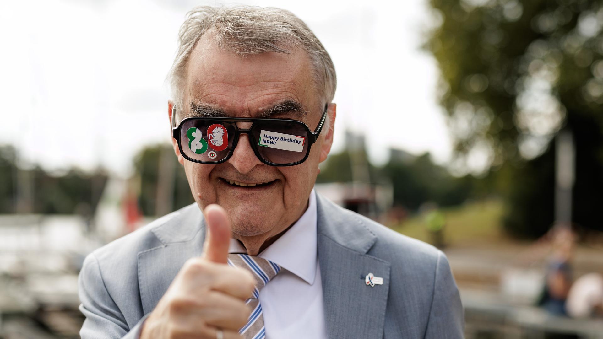 Herbert Reul (CDU), Innenminister von Nordrhein-Westfalen trägt bei seinem Besuch der Feierlichkeiten zum 80. Landesjubiläum eine Spaßbrille mit der Aufschrift "Happy Birthday NRW"