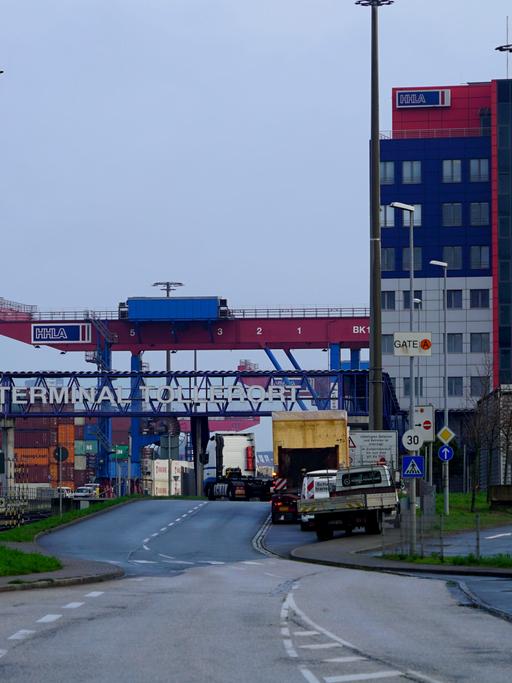 Aufnahme des Hafenteils in Hamburg, der von dem chinesischen Unternehmen Cosco gekauft werden soll.
