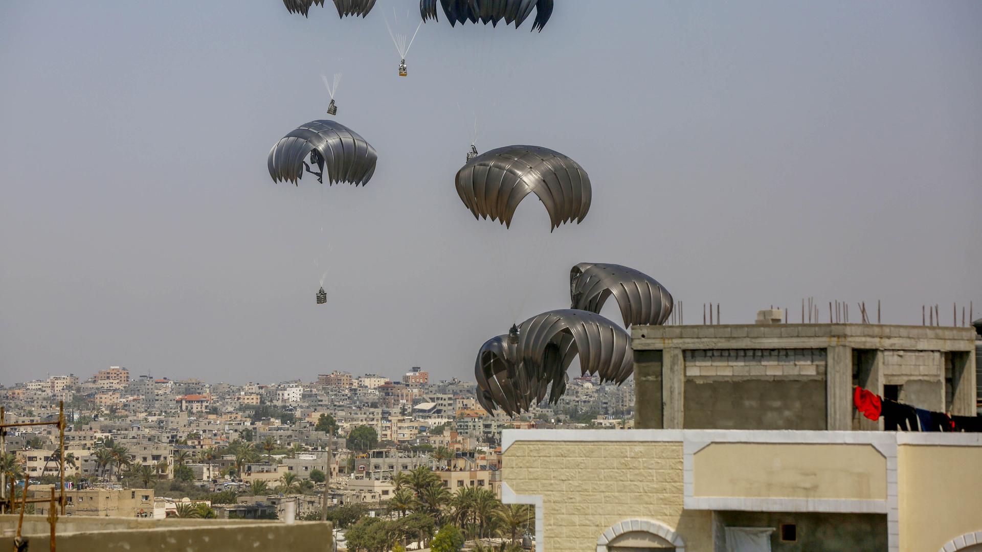 Fallschirme tragen Hilfgüter aus der Luft in den Gazastreifen. Fallschirme tragen Hilfgüter aus der Luft in den Gazastreifen.