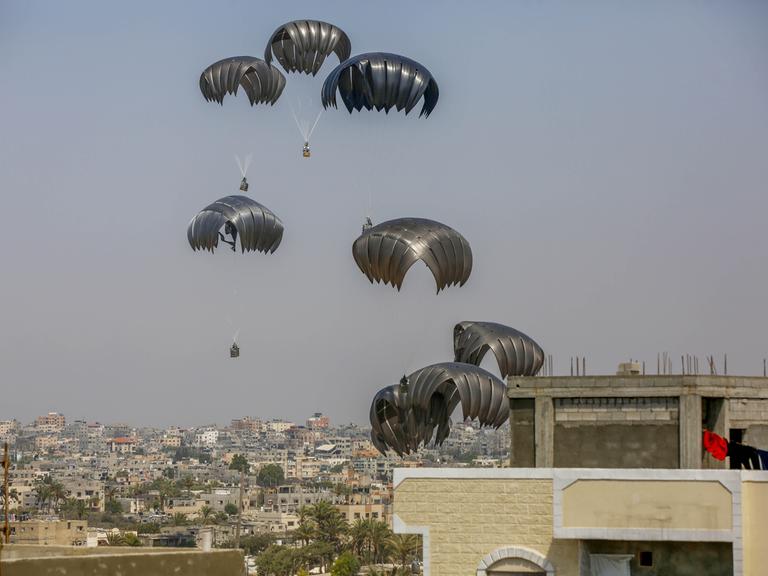 Fallschirme tragen Hilfgüter aus der Luft in den Gazastreifen. 