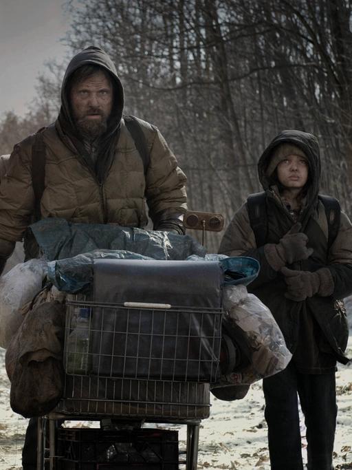 Viggo Mortensen & Kodi Smit-Mcphee im Film "The Road"