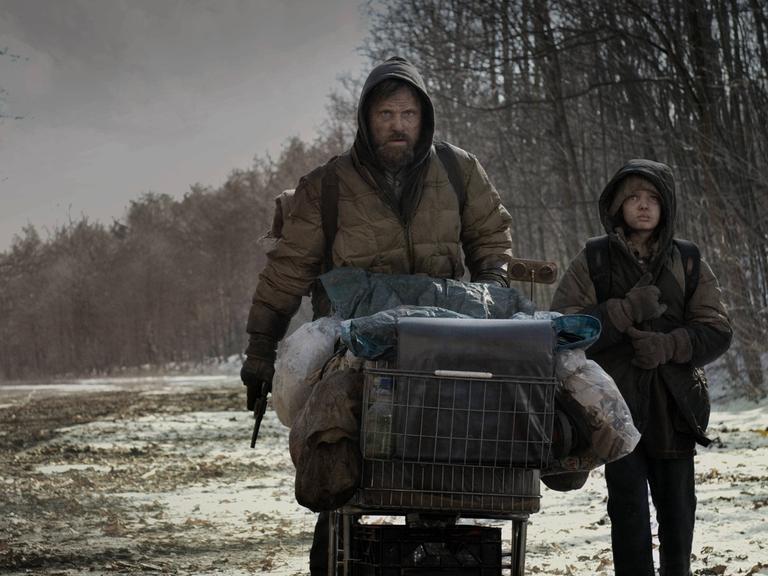 Viggo Mortensen & Kodi Smit-Mcphee im Film "The Road"
