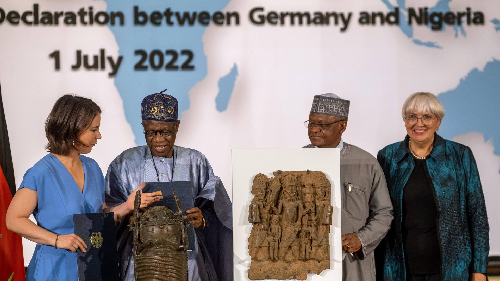 Am 1. Juli 2022 unterzeichneten die damalige Außenministerin und die Kulturstaatsministerin zusammen mit ihren nigerianischen Amtskollegen eine Absichtserklärung. Diese soll den Weg für Eigentumsübertragungen der Benin-Bronzen ebnen. Am 1. Juli 2022 unterzeichneten die damalige Außenministerin und die Kulturstaatsministerin zusammen mit ihren nigerianischen Amtskollegen eine Absichtserklärung. Diese soll den Weg für Eigentumsübertragungen der Benin-Bronzen ebnen.
