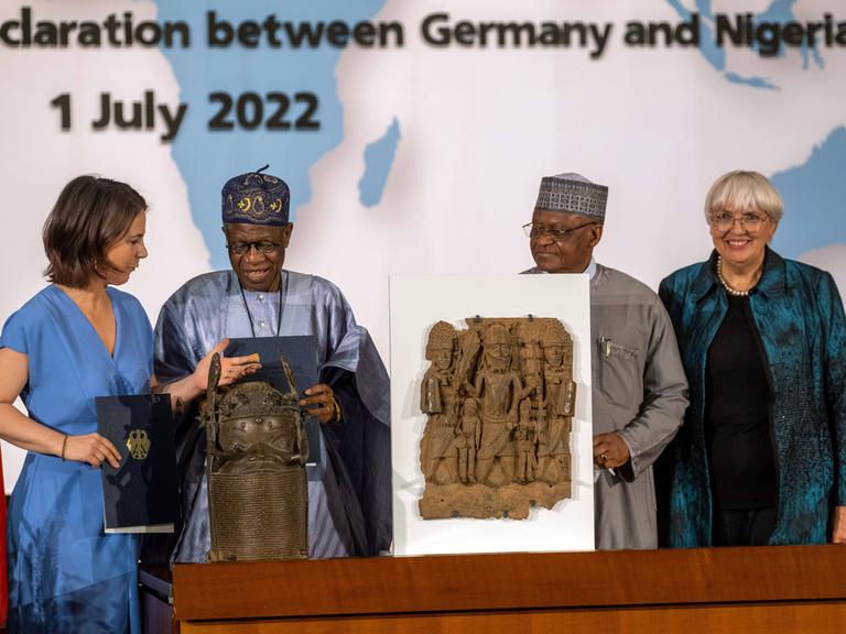 Am 1. Juli 2022 unterzeichneten die damalige Außenministerin und die Kulturstaatsministerin zusammen mit ihren nigerianischen Amtskollegen eine Absichtserklärung. Diese soll den Weg für Eigentumsübertragungen der Benin-Bronzen ebnen.