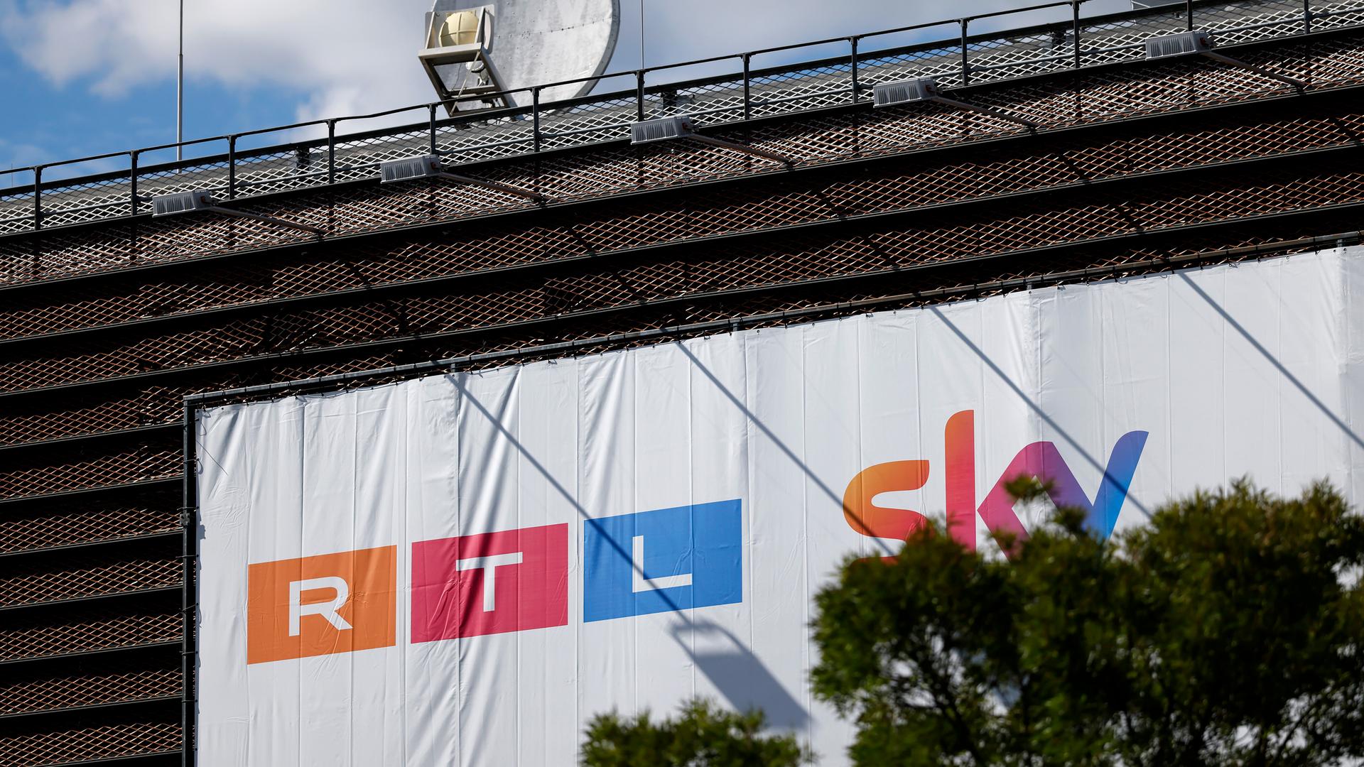 Ein Banner am Hauptsitz des TV-Senders RTL und Sky am Picassoplatz in Köln-Deutz