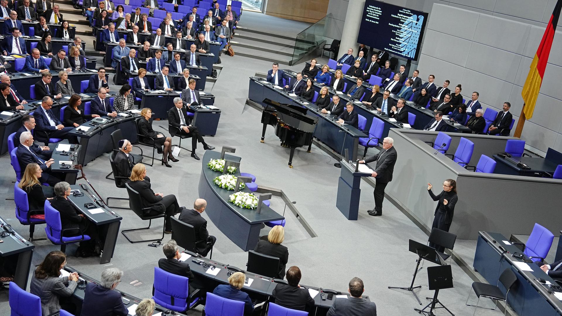 Bundespräsident Frank-Walter Steinmeier steht am Rednerpult des Bundestages. Mit einer Gedenkstunde erinnerte der Bundestag an die Opfer des Nationalsozialismus. 