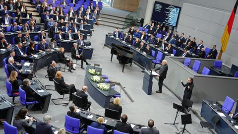 Bundespräsident Frank-Walter Steinmeier steht am Rednerpult des Bundestages. Mit einer Gedenkstunde erinnerte der Bundestag an die Opfer des Nationalsozialismus. 