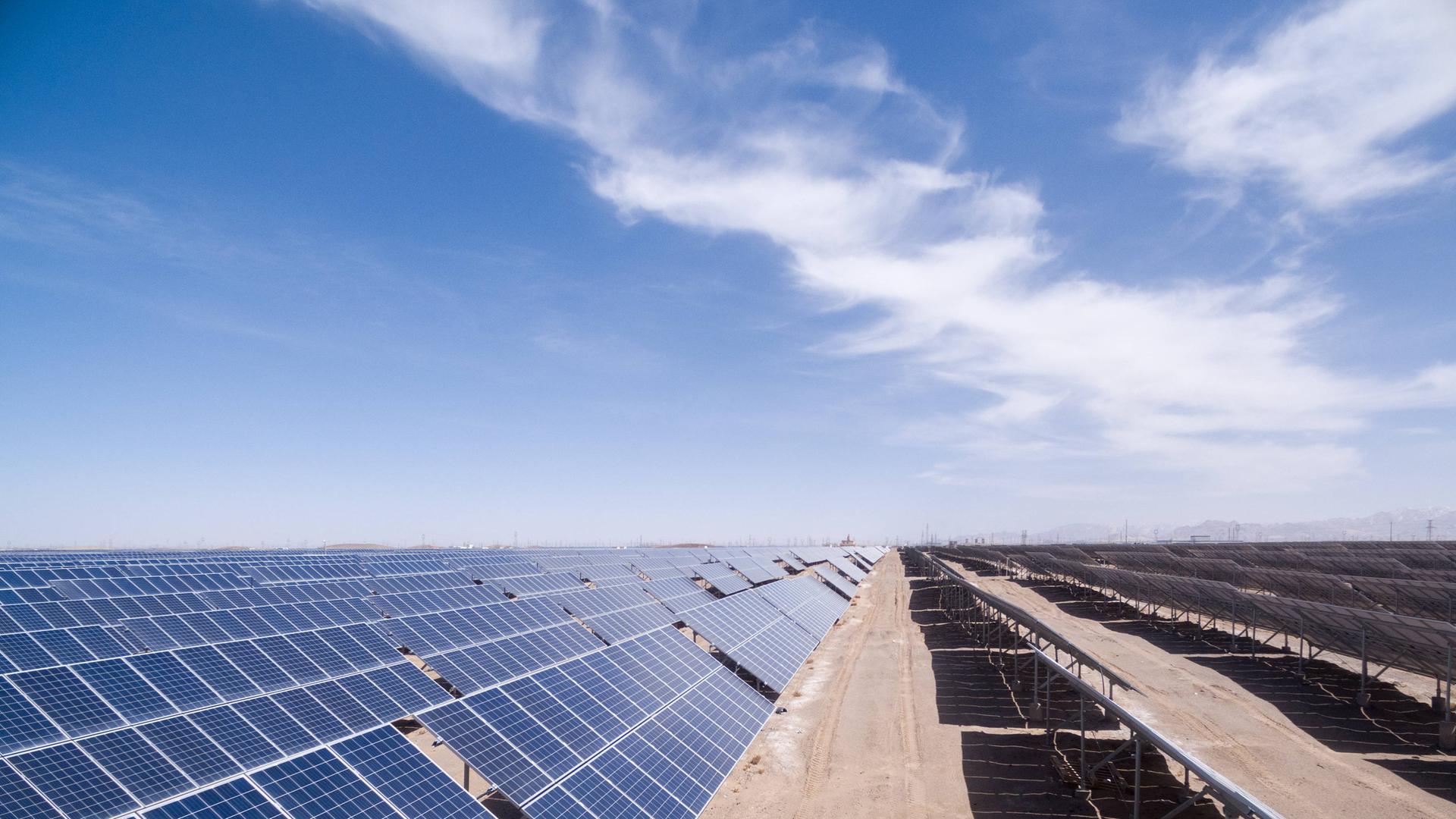 Ein großer Solarpanel-Park unter blauem im Himmel in Golmud, China