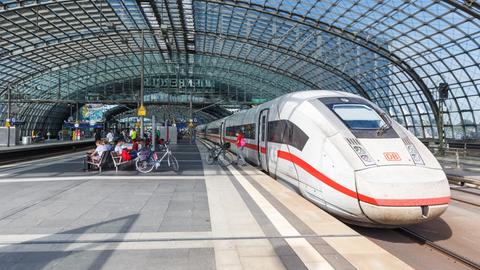 Ein ICE steht im Berliner Hauptbahnhof im Gleis. 