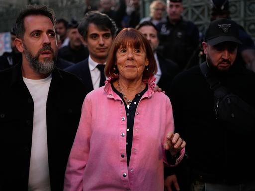 Eine lächelnde Gisèle Pelicot verlässt einen Gerichtssaal.