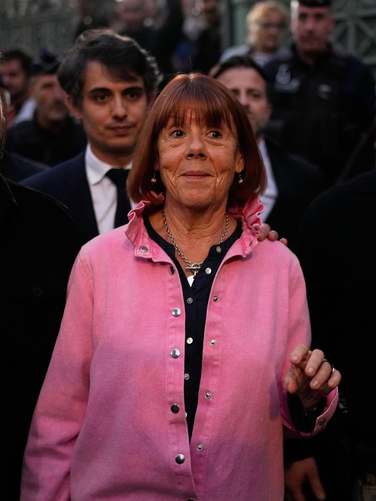 Eine lächelnde Gisèle Pelicot verlässt einen Gerichtssaal.