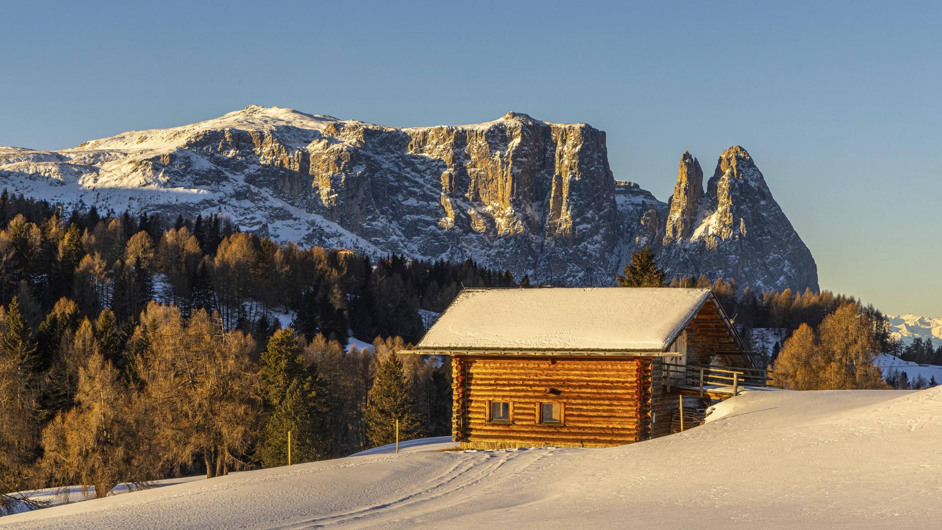 Sonnenaufgang auf der Seiser Alm in Südtirol. Verschneite Landschaft 