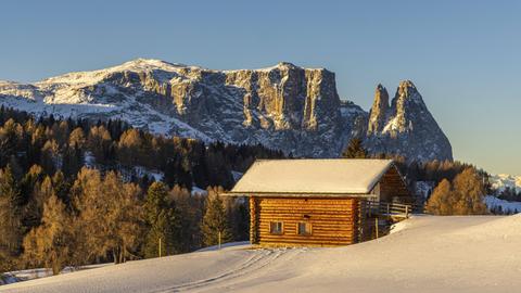Sonnenaufgang auf der Seiser Alm in Südtirol. Verschneite Landschaft Sonnenaufgang auf der Seiser Alm in Südtirol. Verschneite Landschaft