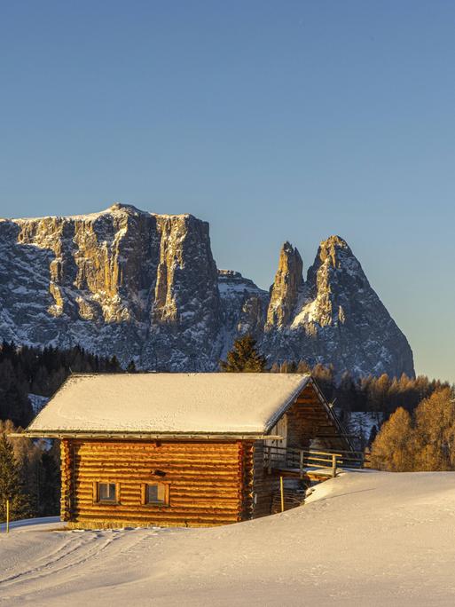 Sonnenaufgang auf der Seiser Alm in Südtirol. Verschneite Landschaft 