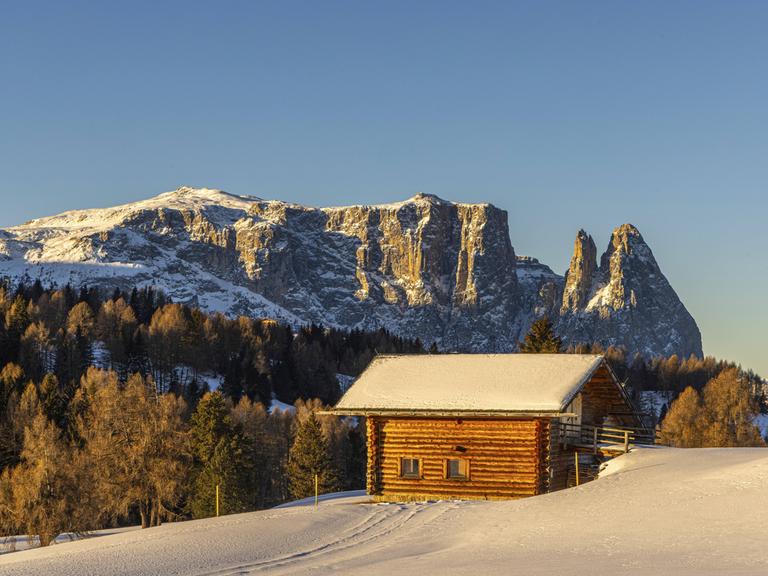 Sonnenaufgang auf der Seiser Alm in Südtirol. Verschneite Landschaft 