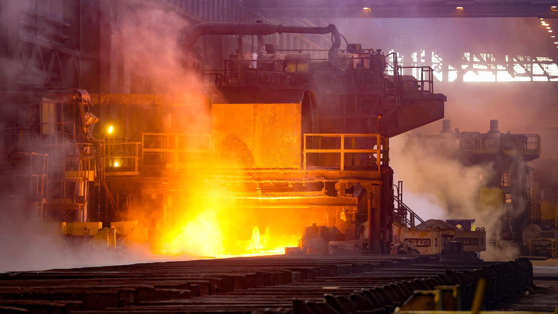 Blick auf das Stahlwerk Mobarakeh (Foolad Mobarakeh), ein privates iranisches Stahlunternehmen 65 km südwestlich von Isfahan, nahe der Stadt Mobarakeh in der Provinz Isfahan, Iran.