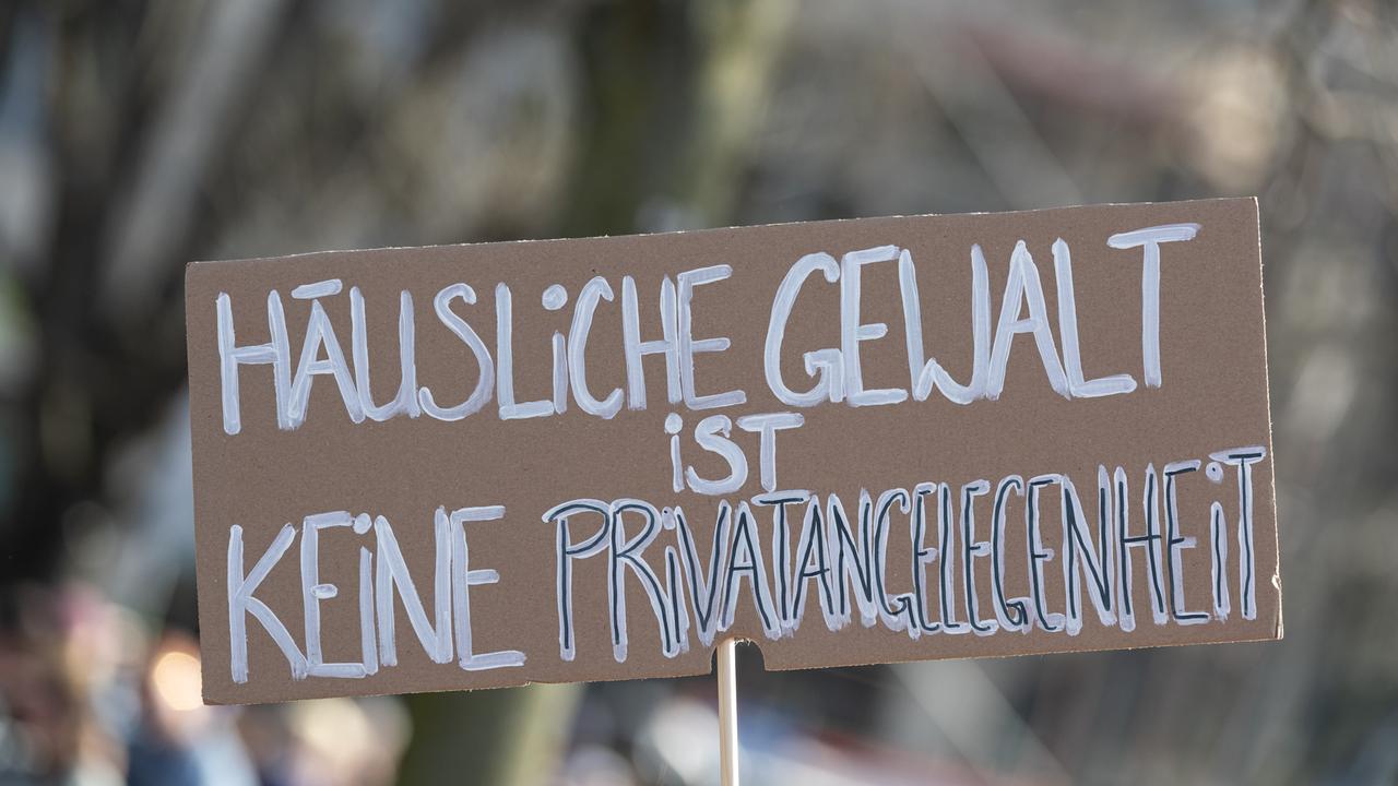 Ein Schild mit der Aufschrift „Häusliche Gewalt ist keine Privatangelegenheit“ wird auf einer Demonstration hochgehalten.