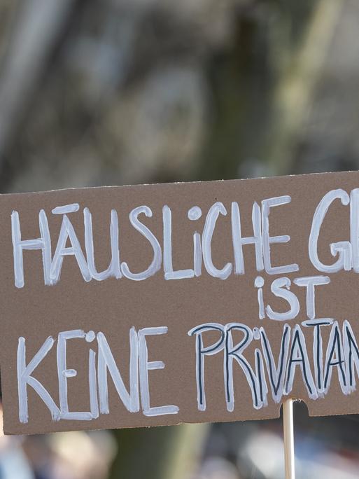Ein Schild mit der Aufschrift „Häusliche Gewalt ist keine Privatangelegenheit“ wird auf einer Demonstration hochgehalten. Ein Schild mit der Aufschrift „Häusliche Gewalt ist keine Privatangelegenheit“ wird auf einer Demonstration hochgehalten.