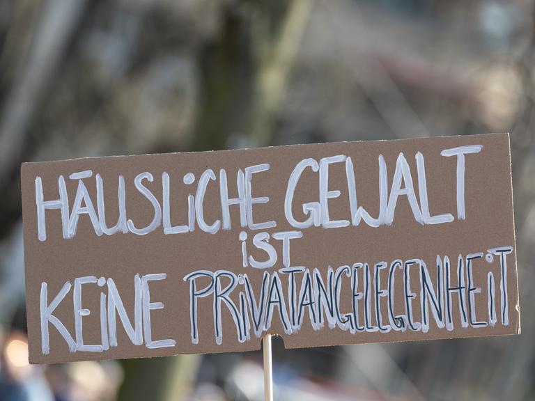 Ein Schild mit der Aufschrift „Häusliche Gewalt ist keine Privatangelegenheit“ wird auf einer Demonstration hochgehalten. Ein Schild mit der Aufschrift „Häusliche Gewalt ist keine Privatangelegenheit“ wird auf einer Demonstration hochgehalten.