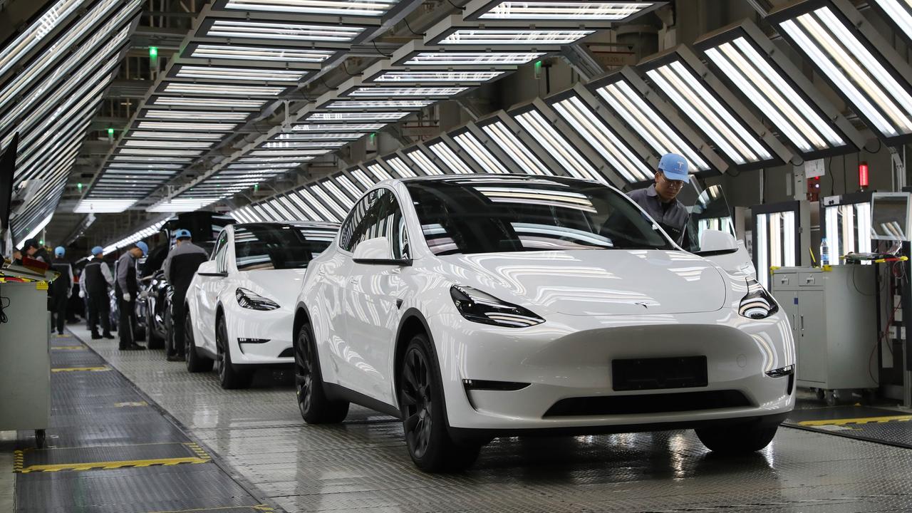 Eine Autoreihe in der Teslafabrik in Schanghai, China. 