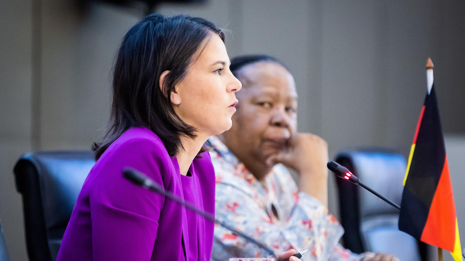 Außenministerin Annalena Baerbock und Naledi Pandor, Außenministerin von Südafrika, sitzen an einem Tisch. Außenministerin Annalena Baerbock und Naledi Pandor, Außenministerin von Südafrika, sitzen an einem Tisch.