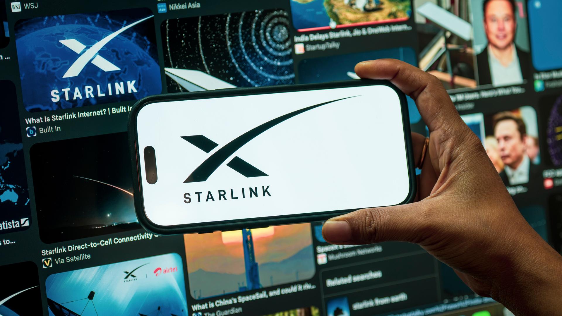 Handy-Bildschirm zeigt das Logo von Starlink