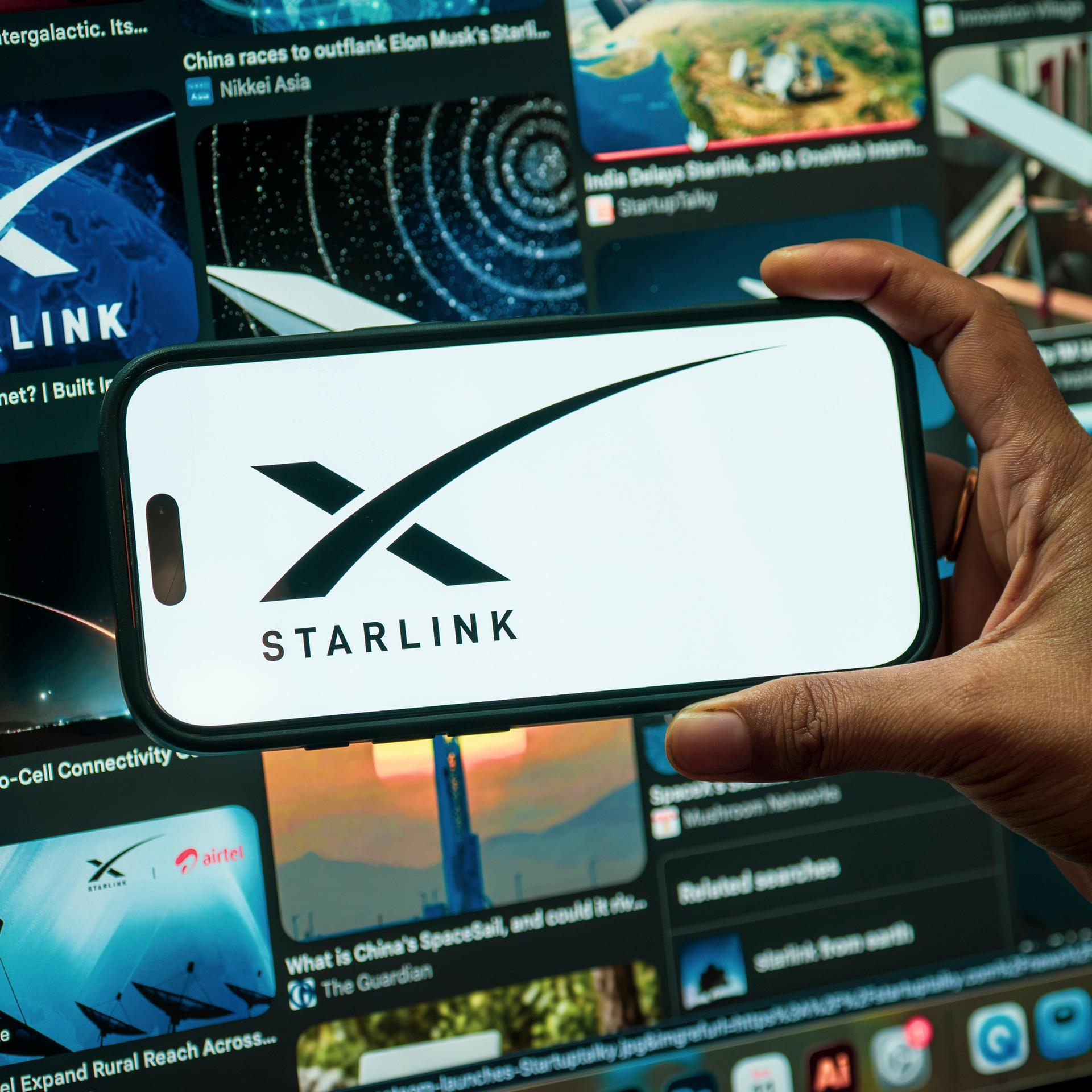 Handy-Bildschirm zeigt das Logo von Starlink