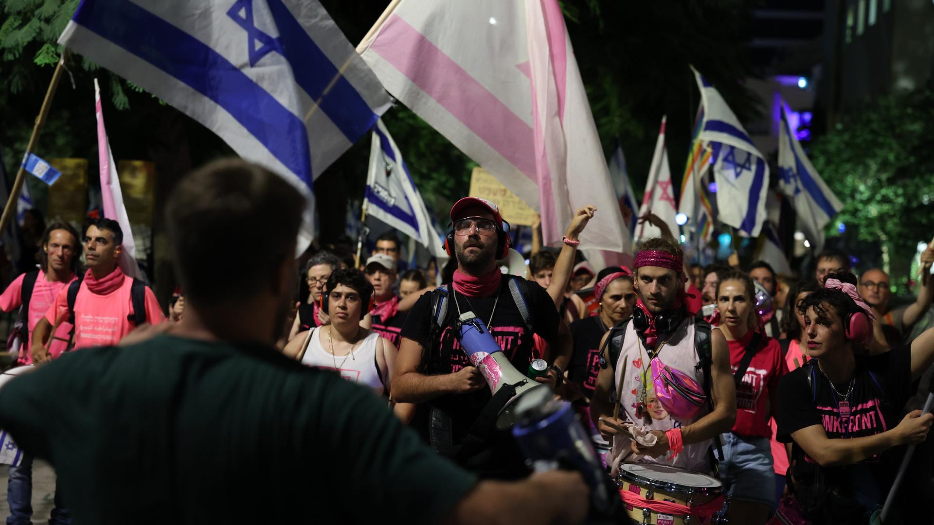 Menschen bei einer Demonstration gegen die Justizreform in Israel am 27. Juli 2023