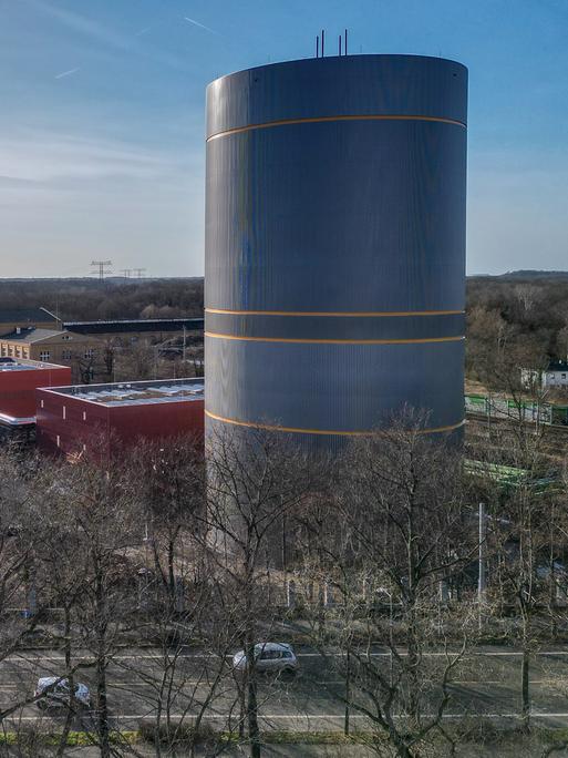 Ein Heizkraftwerk aus drei verschiedenen Baublöcken, wovon zwei Flachdachgebäude sind und eines ein Turm.